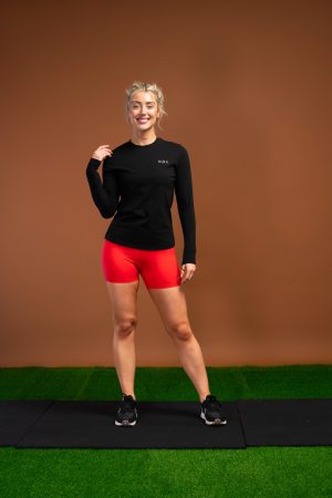 Tempo Long Sleeve T-Shirt (Black) is a ventilated training tee that's been made to defy the heat. The long sleeved design gives you ample coverage during your run/workout, while the vented underarms and back keeps the air flowing for those key-sweat areas. For those more intense workouts or longer runs we have added an elastic for thumb placement to ensure the sleeve stays in place and eliminates distractions. Reversed curved hem for mobility and reflective logos round off this staple piece.