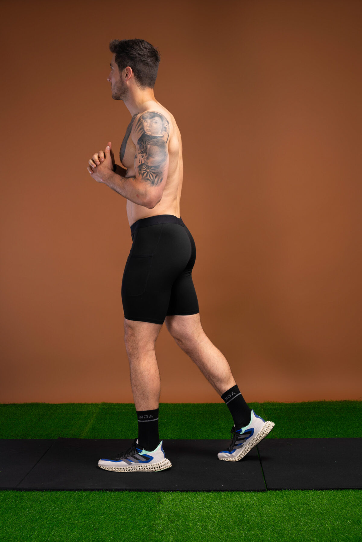 Whether you’re hitting the gym or running a marathon, the Tempo Bike Shorts (Black) is the perfect choice. The compression material provides superior support and helps reduce muscle fatigue, making it ideal for long-distance running and intense workouts. The elasticated waistband ensures a secure fit, while the side pocket is perfect for storing small items such as keys or a phone.