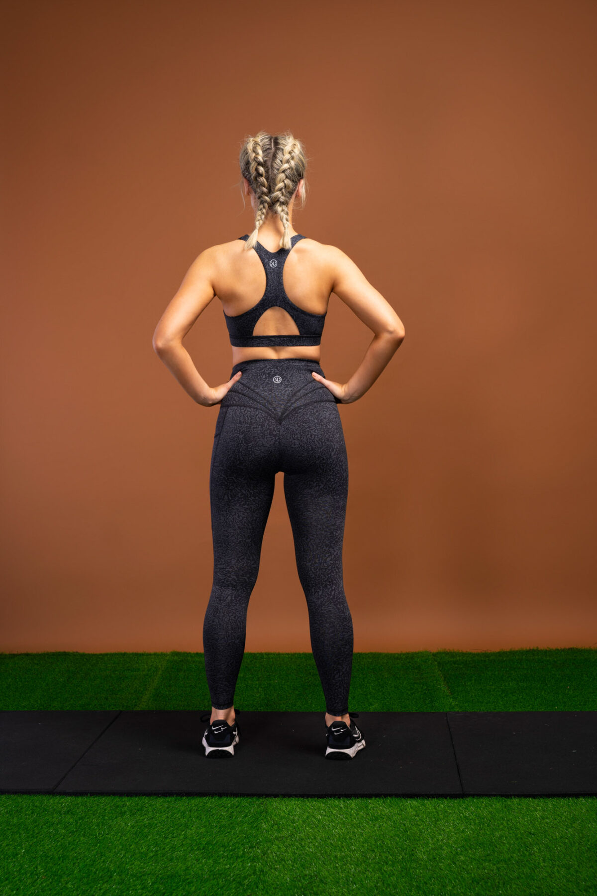 Our signature compression material has been given a facelift for ourLimitless Compression Legging (Black Print) . While maintaining all of our Compression 3.0 features we have made this pair a difference maker. The back detail has been altered slightly for that extra shape enhancement and added the mockled pattern for that stand out look in your activewear wardrobe.