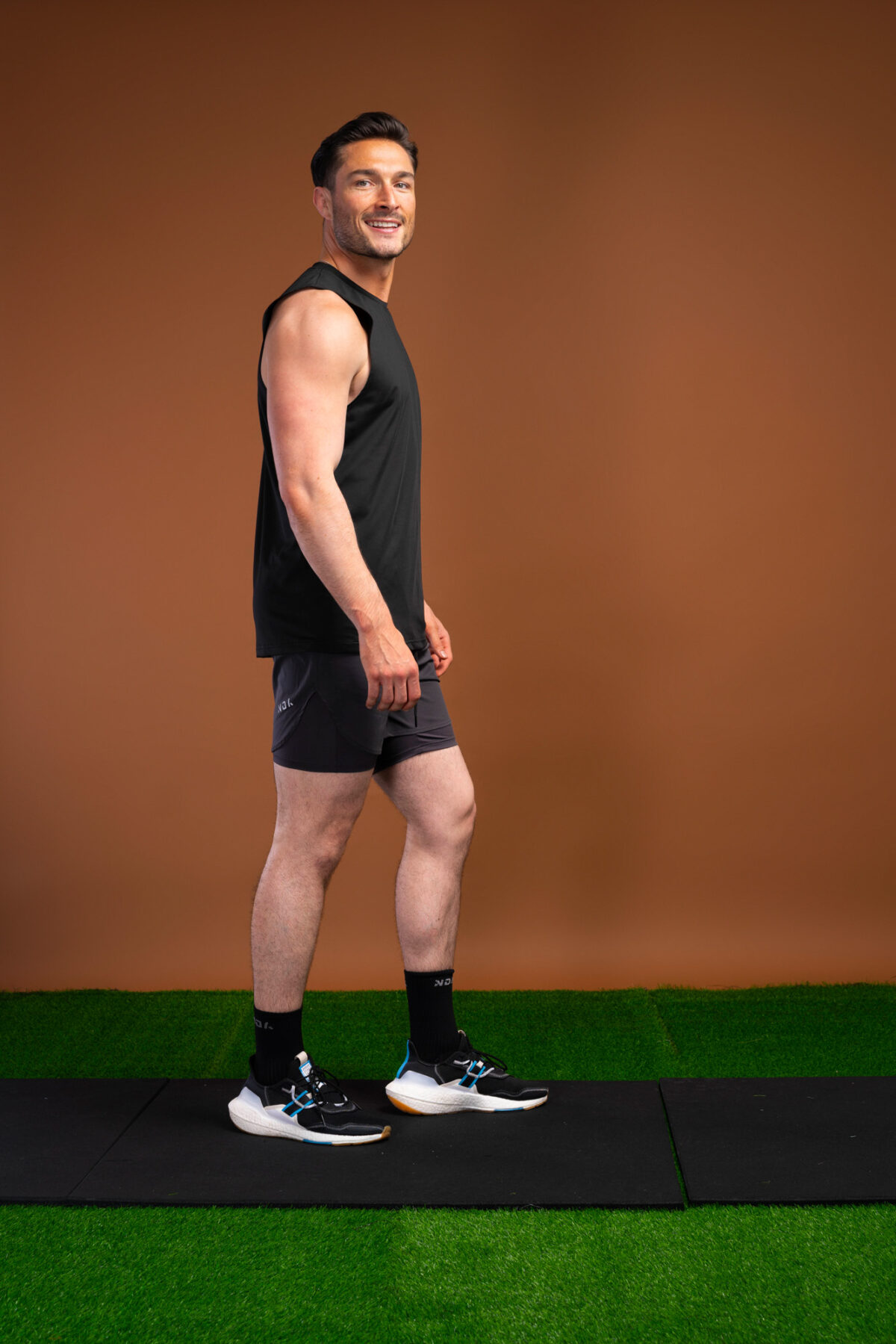 The Tempo Tank Top (Black) is a must-have for any active man who wants to stay cool and comfortable during his workouts. The lightweight compression material is designed to keep you cool and dry, while the vented sides provide extra breathability. The no-sleeve design allows you to move freely without feeling restricted. Get ready to take your workouts to the next level.