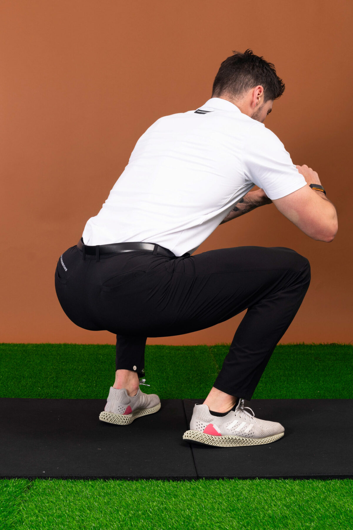 From the course to the commute and everywhere in between, these Tempo Golf Trouser (Black) keeps your look fresh. The perfect trouser from the office to the golf course. Lightweight for the warmer months, with a mix of elastane to give you that full range of motion in your swing or extra comfort at the work desk. Keeping the look on trend, check out the magnetic clasp at the ankle that allows you to make the leg narrower if you wish.