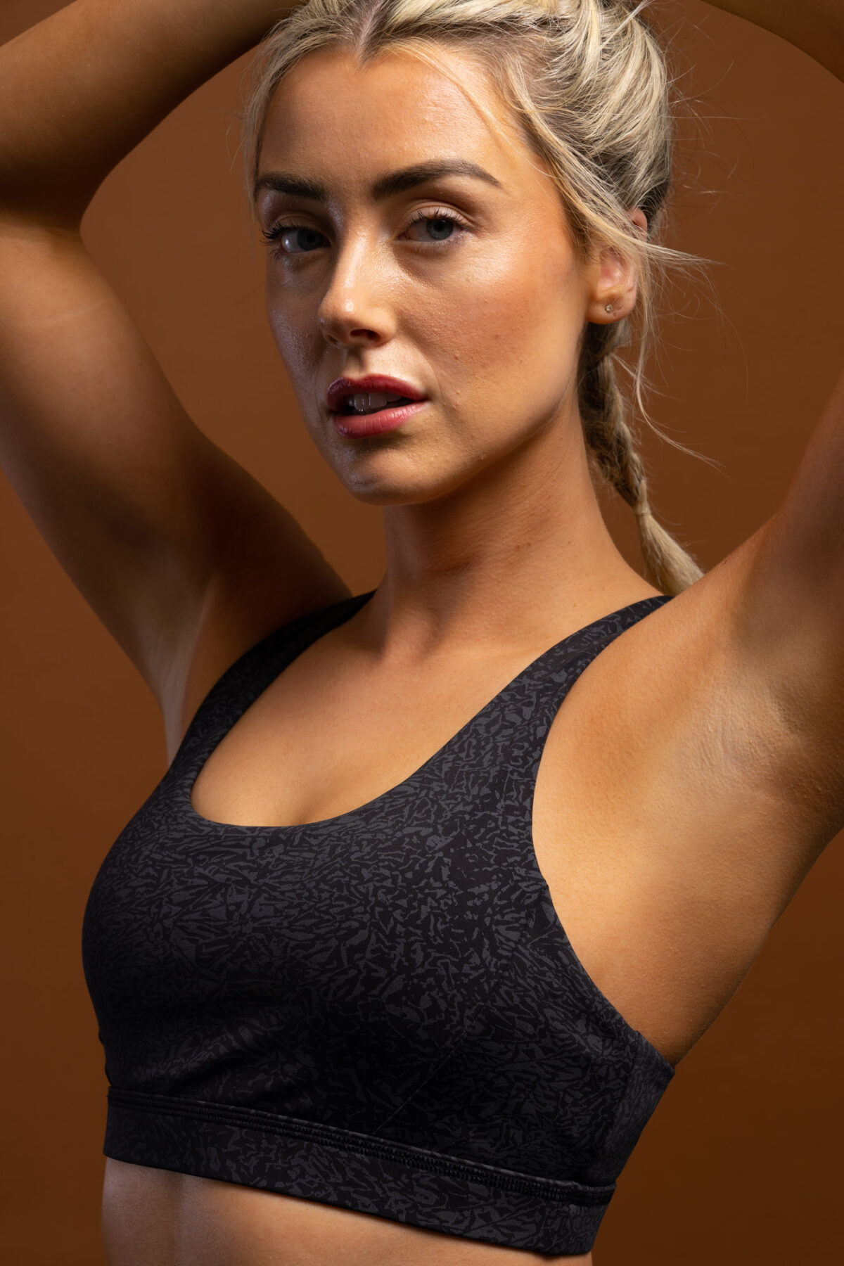 The Limitless Sports Bra (Black Print) is the perfect choice for any active lifestyle. The Compression 3.0 material provides superior stretch and support, while the reflective logos and mockled pattern give it a stylish look. The removable padding and flattering back detail help you customise your level of support. The medium support level is ideal for a variety of activities, making this the perfect bra for any gym wardrobe.