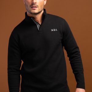 For those looking for a stylish and performance-driven 1/4 zip, the Tempo Golf 1/4 Zip (Black) is the perfect choice. With its premium material, flatline design, and slimming fit, you can look and feel your best while playing golf. Whether you’re a beginner or a professional, the Golf 1/4 Zip is the perfect choice for any golfer.