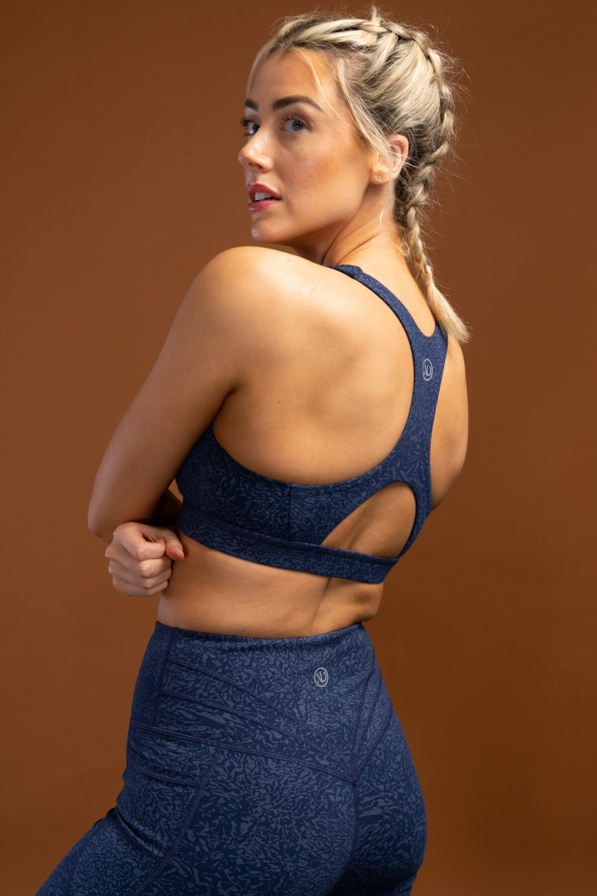 The Limitless Sports Bra (Navy) is the perfect choice for any active lifestyle. The Compression 3.0 material provides superior stretch and support, while the reflective logos and mockled pattern give it a stylish look. The removable padding and flattering back detail help you customise your level of support. The medium support level is ideal for a variety of activities, making this the perfect bra for any gym wardrobe.