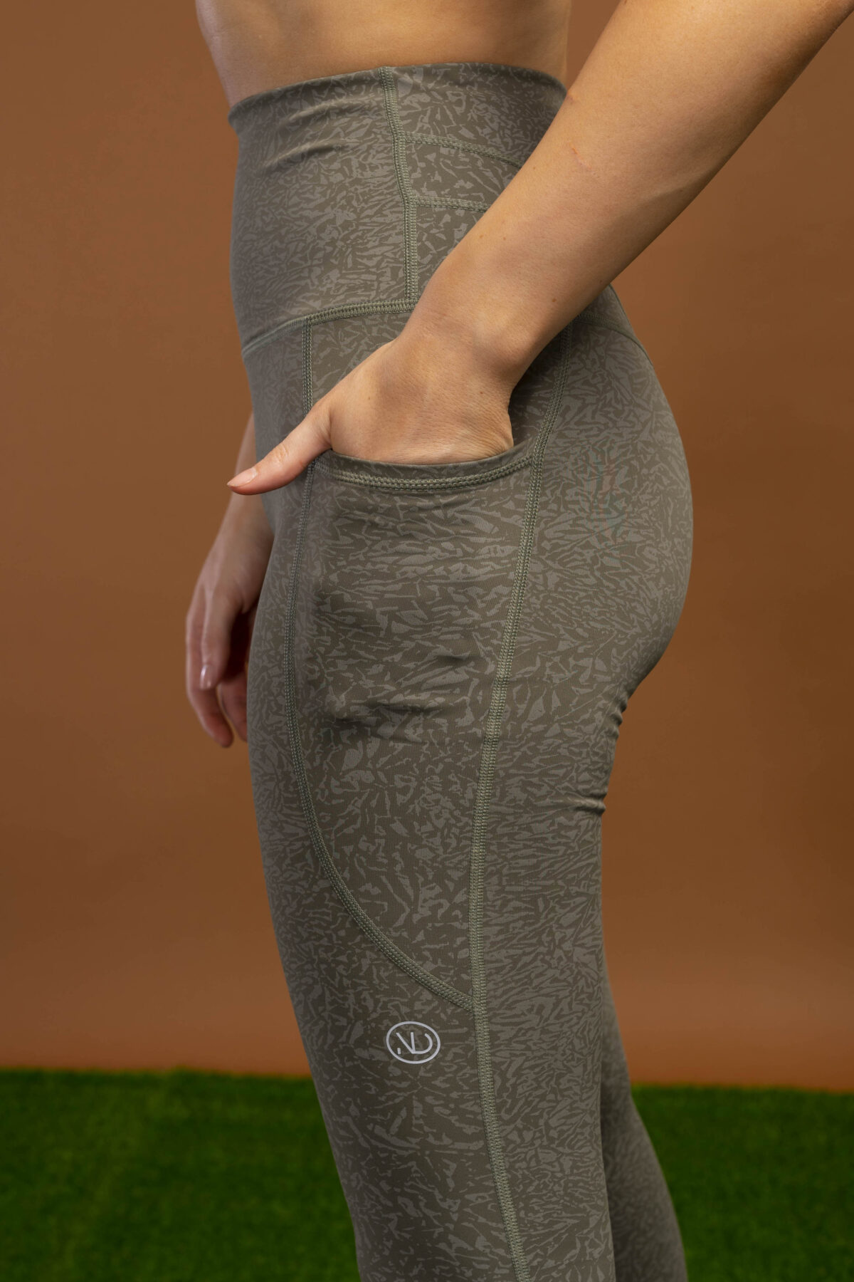 Our signature compression material has been given a facelift for ourLimitless Compression Legging (Olive) . While maintaining all of our Compression 3.0 features we have made this pair a difference maker. The back detail has been altered slightly for that extra shape enhancement and added the mockled pattern for that stand out look in your activewear wardrobe.