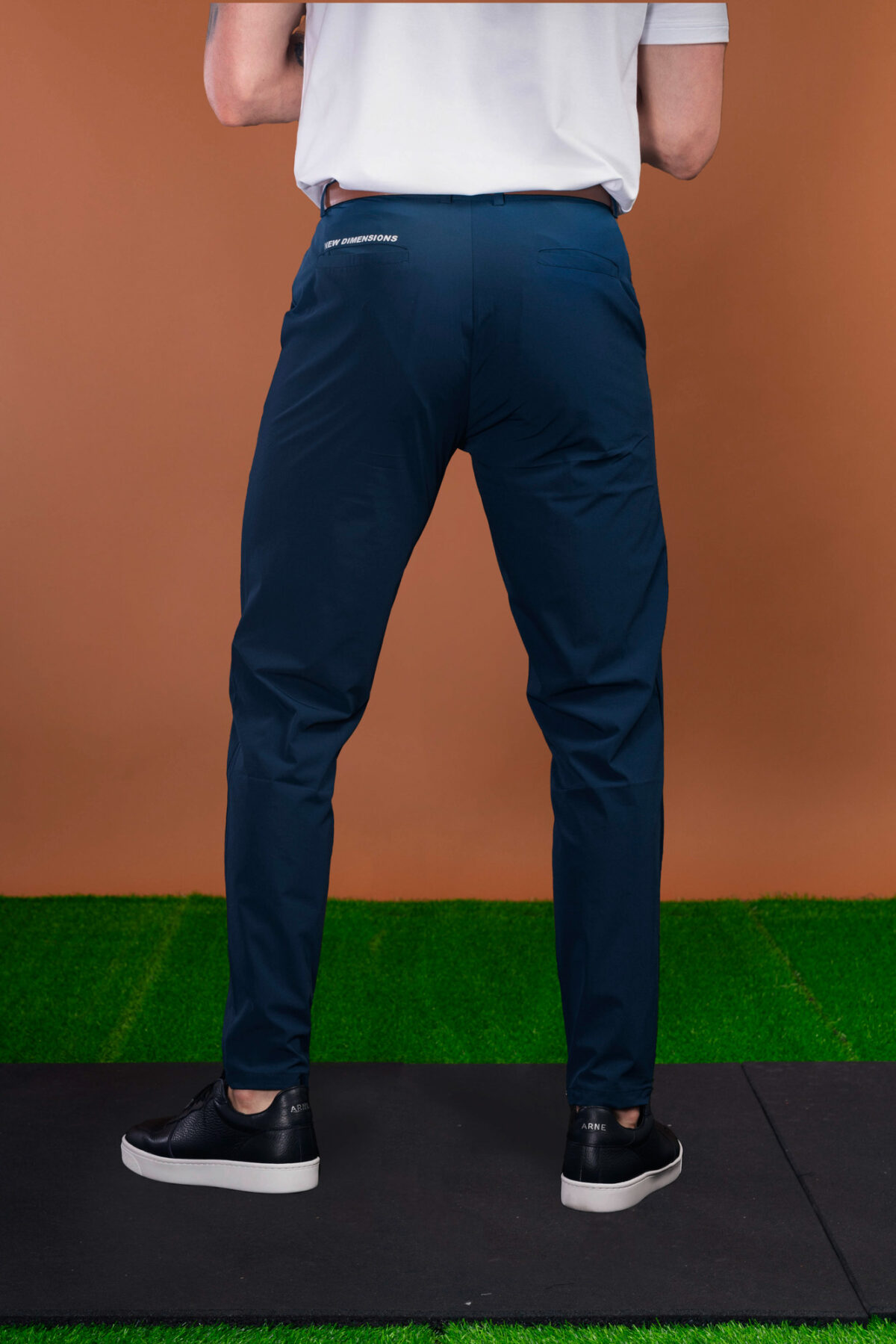 From the course to the commute and everywhere in between, these Tempo Golf Trouser (Navy) keeps your look fresh. The perfect trouser from the office to the golf course. Lightweight for the warmer months, with a mix of elastane to give you that full range of motion in your swing or extra comfort at the work desk. Keeping the look on trend, check out the magnetic clasp at the ankle that allows you to make the leg narrower if you wish.