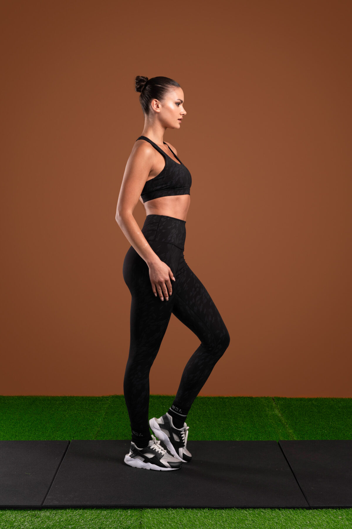 The perfect mix of two of our signatures, our elite and compression 3.0 materials have combined to make this buttery soft Resilient Legging (Black). The high waistband provides extra support and coverage, while the squat proof fabric ensures that you can move with confidence. Plus, the new print pattern adds a stylish touch to any outfit.