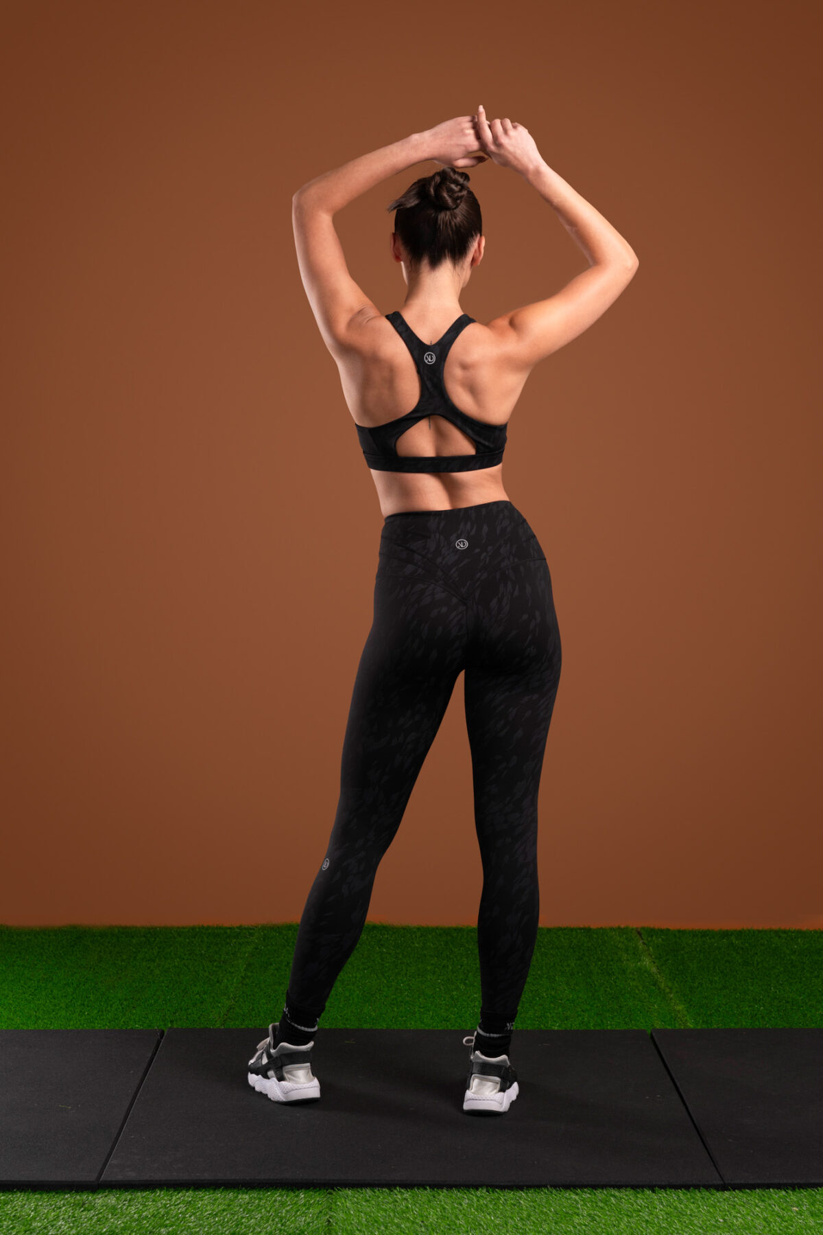 The perfect mix of two of our signatures, our elite and compression 3.0 materials have combined to make this buttery soft Resilient Legging (Black). The high waistband provides extra support and coverage, while the squat proof fabric ensures that you can move with confidence. Plus, the new print pattern adds a stylish touch to any outfit.