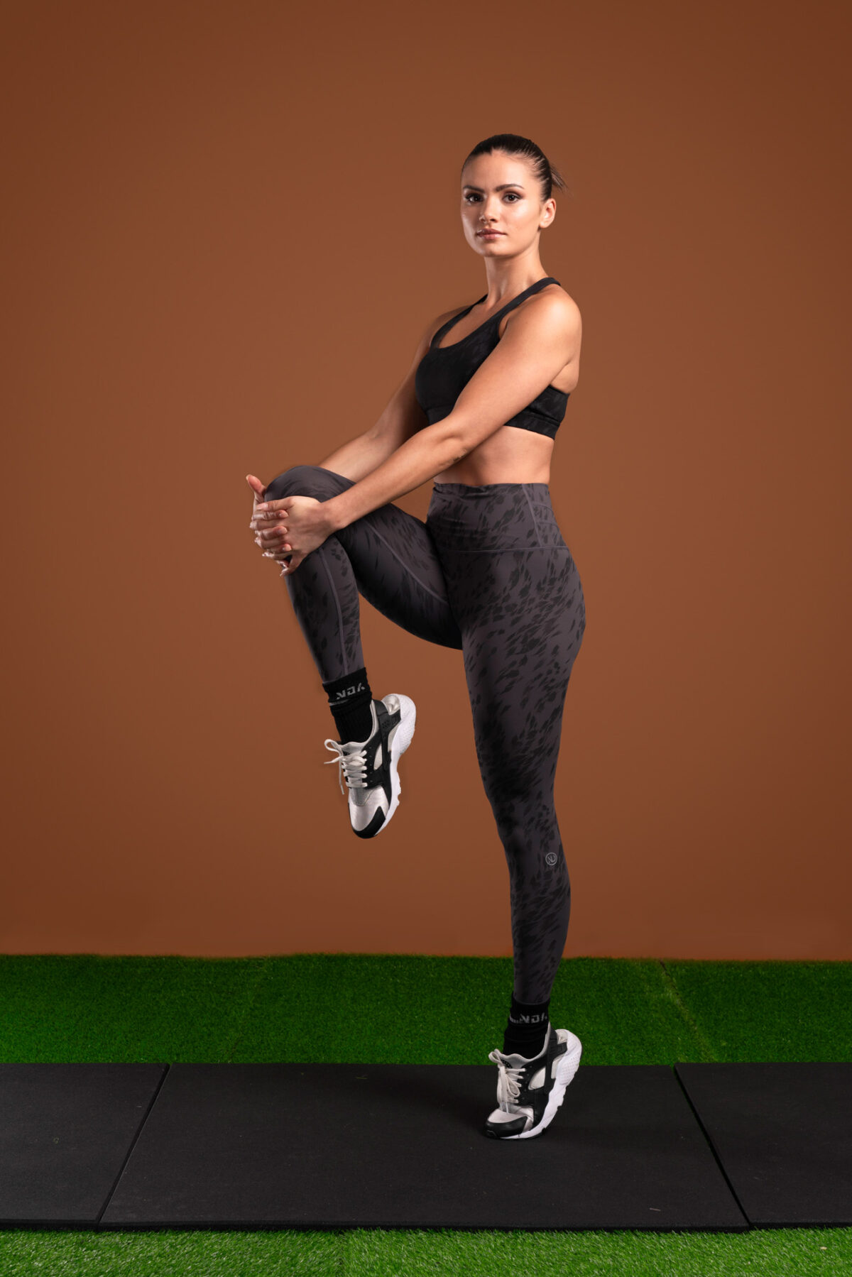 The perfect mix of two of our signatures, our elite and compression 3.0 materials have combined to make this buttery soft Resilient Legging (Grey). The high waistband provides extra support and coverage, while the squat proof fabric ensures that you can move with confidence. Plus, the new print pattern adds a stylish touch to any outfit.