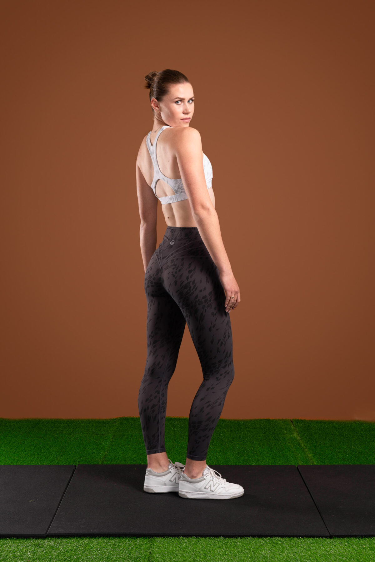 The perfect mix of two of our signatures, our elite and compression 3.0 materials have combined to make this buttery soft Resilient Legging (Grey). The high waistband provides extra support and coverage, while the squat proof fabric ensures that you can move with confidence. Plus, the new print pattern adds a stylish touch to any outfit.