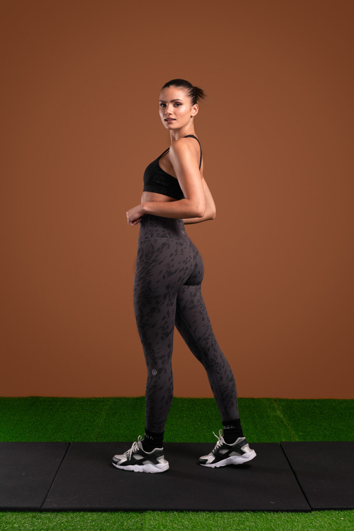 The perfect mix of two of our signatures, our elite and compression 3.0 materials have combined to make this buttery soft Resilient Legging (Grey). The high waistband provides extra support and coverage, while the squat proof fabric ensures that you can move with confidence. Plus, the new print pattern adds a stylish touch to any outfit.