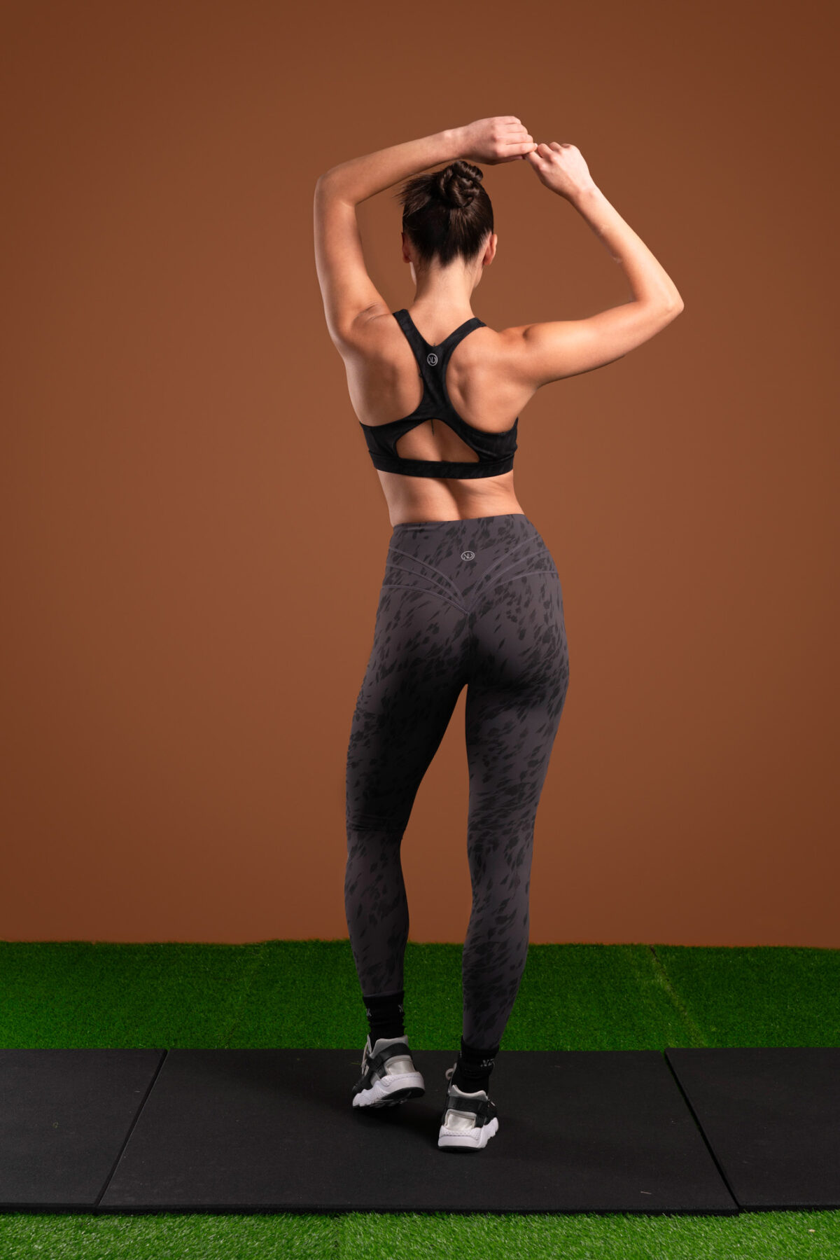 The perfect mix of two of our signatures, our elite and compression 3.0 materials have combined to make this buttery soft Resilient Legging (Grey). The high waistband provides extra support and coverage, while the squat proof fabric ensures that you can move with confidence. Plus, the new print pattern adds a stylish touch to any outfit.