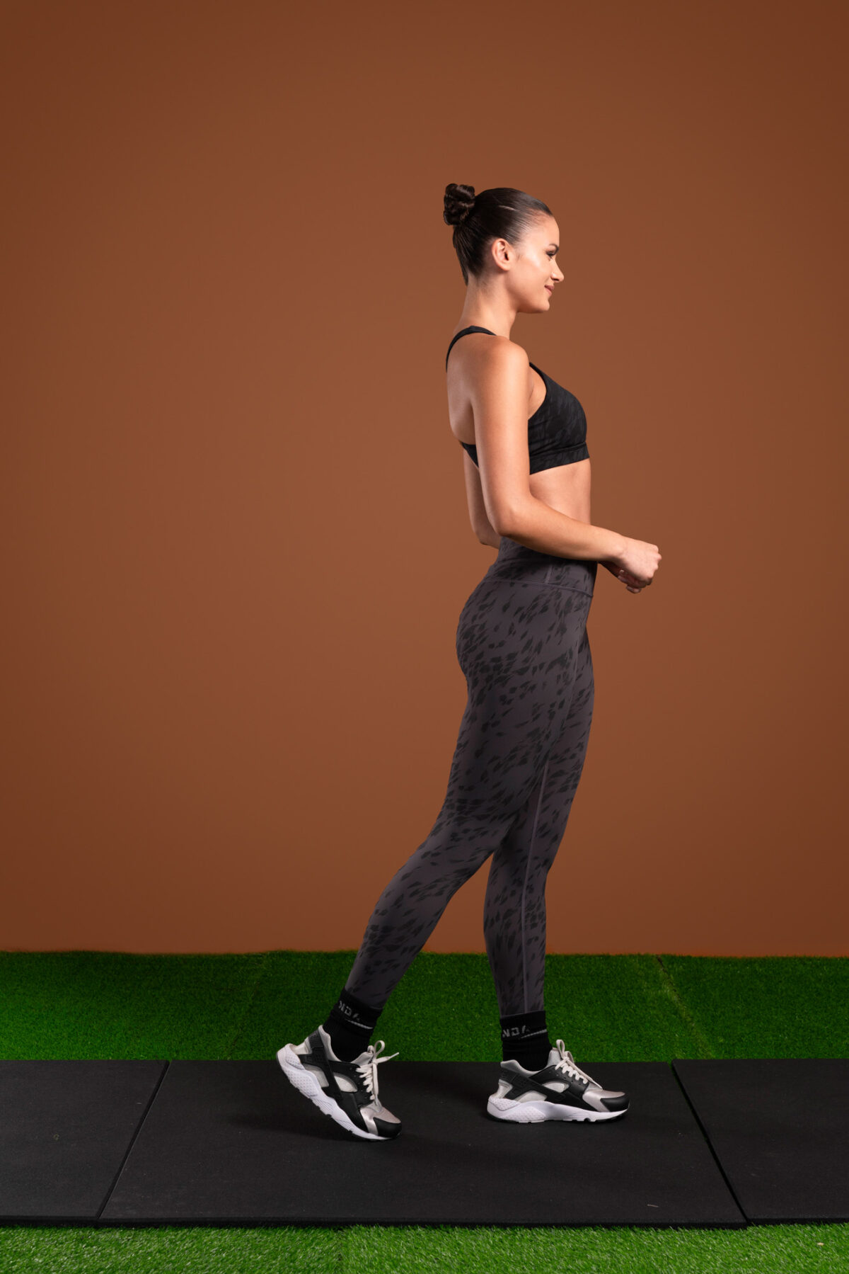 The perfect mix of two of our signatures, our elite and compression 3.0 materials have combined to make this buttery soft Resilient Legging (Grey). The high waistband provides extra support and coverage, while the squat proof fabric ensures that you can move with confidence. Plus, the new print pattern adds a stylish touch to any outfit.