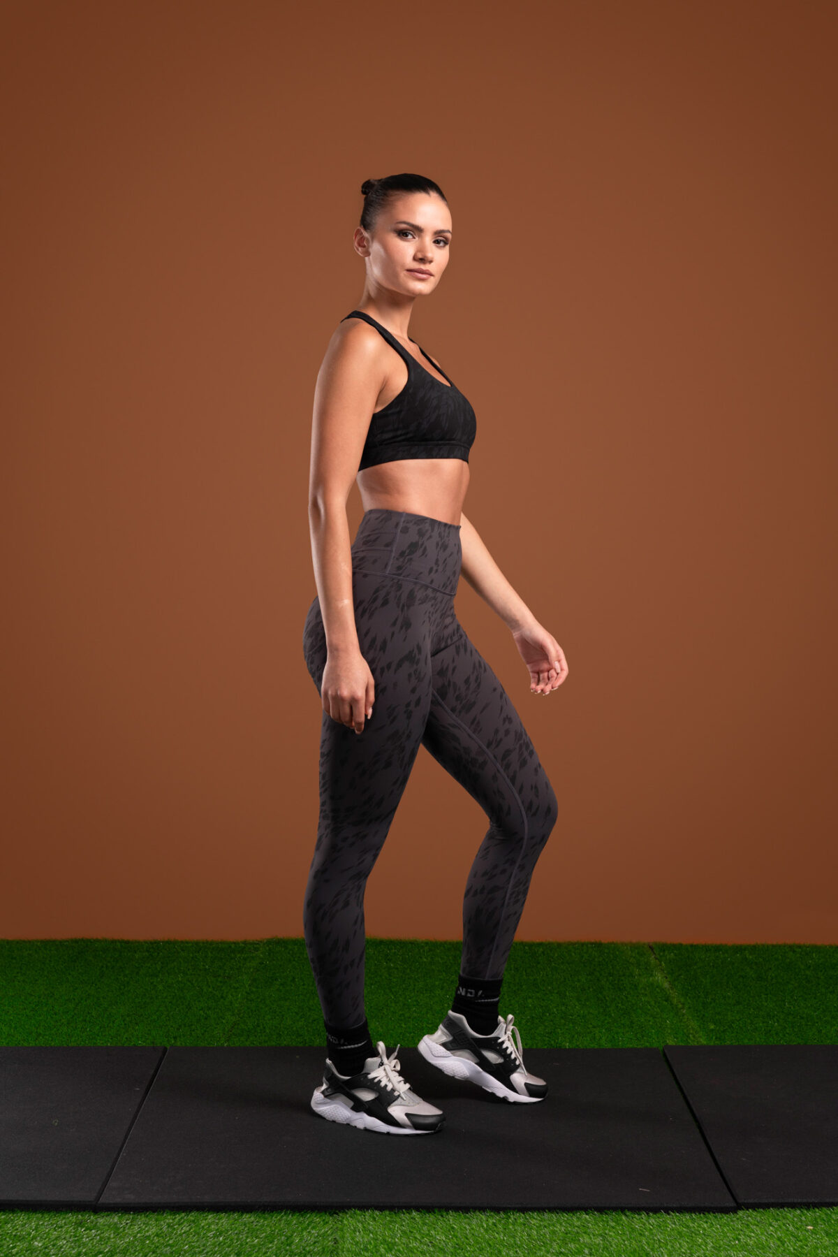 The perfect mix of two of our signatures, our elite and compression 3.0 materials have combined to make this buttery soft Resilient Legging (Grey). The high waistband provides extra support and coverage, while the squat proof fabric ensures that you can move with confidence. Plus, the new print pattern adds a stylish touch to any outfit.