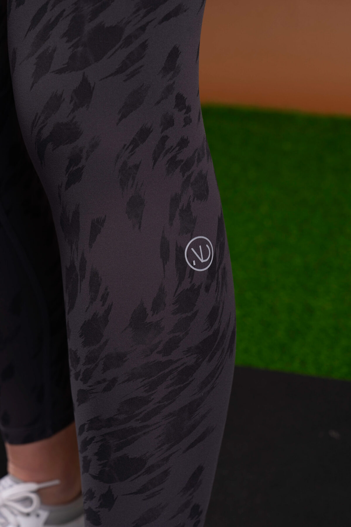 The perfect mix of two of our signatures, our elite and compression 3.0 materials have combined to make this buttery soft Resilient Legging (Grey). The high waistband provides extra support and coverage, while the squat proof fabric ensures that you can move with confidence. Plus, the new print pattern adds a stylish touch to any outfit.