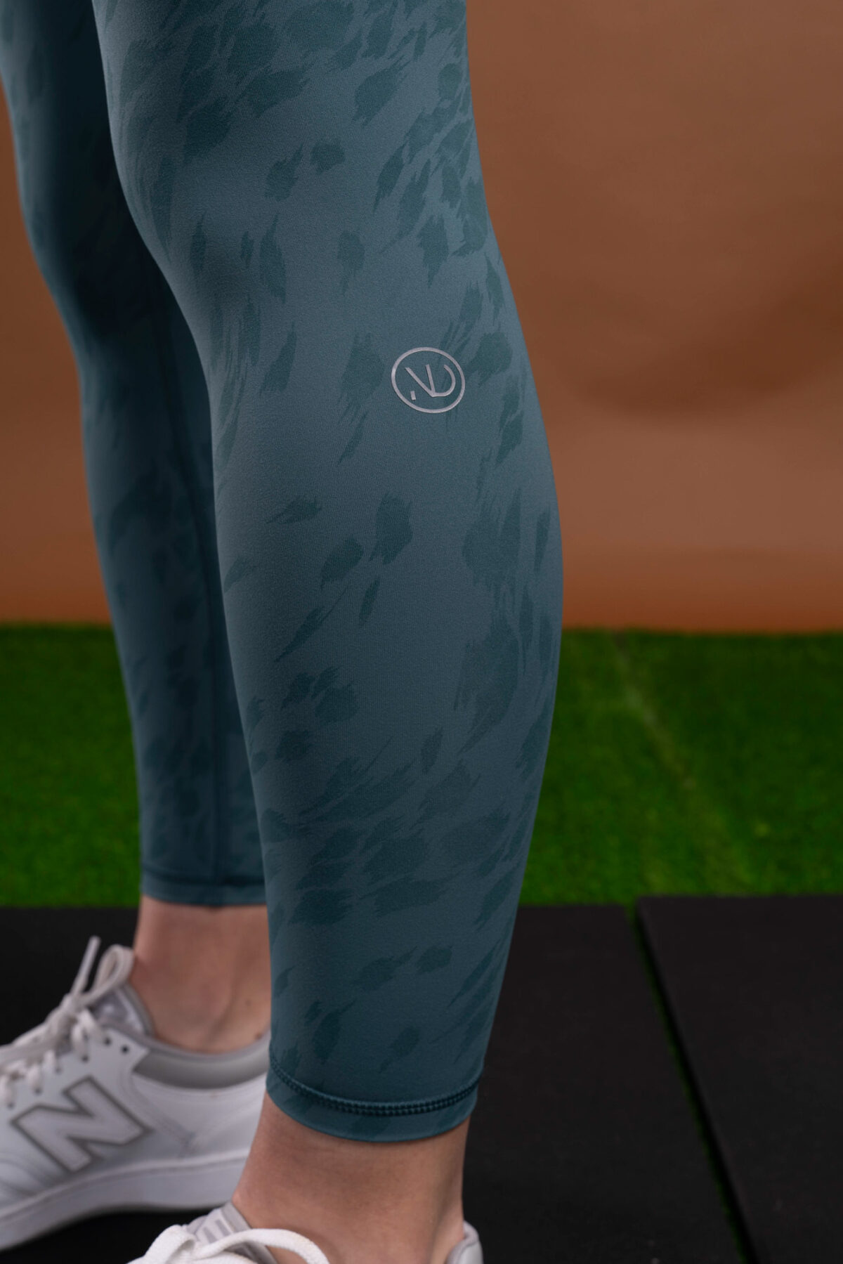 The perfect mix of two of our signatures, our elite and compression 3.0 materials have combined to make this buttery soft Resilient Legging (Teal). The high waistband provides extra support and coverage, while the squat proof fabric ensures that you can move with confidence. Plus, the new print pattern adds a stylish touch to any outfit.