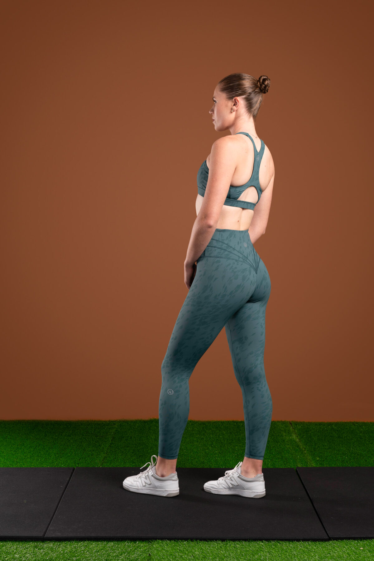 The perfect mix of two of our signatures, our elite and compression 3.0 materials have combined to make this buttery soft Resilient Legging (Teal). The high waistband provides extra support and coverage, while the squat proof fabric ensures that you can move with confidence. Plus, the new print pattern adds a stylish touch to any outfit.