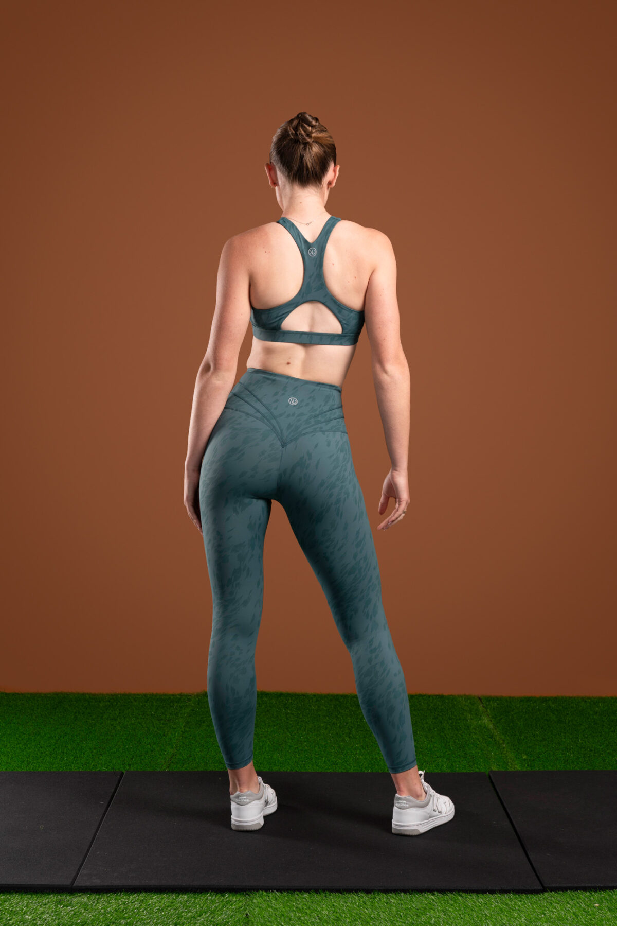 The perfect mix of two of our signatures, our elite and compression 3.0 materials have combined to make this buttery soft Resilient Legging (Teal). The high waistband provides extra support and coverage, while the squat proof fabric ensures that you can move with confidence. Plus, the new print pattern adds a stylish touch to any outfit.