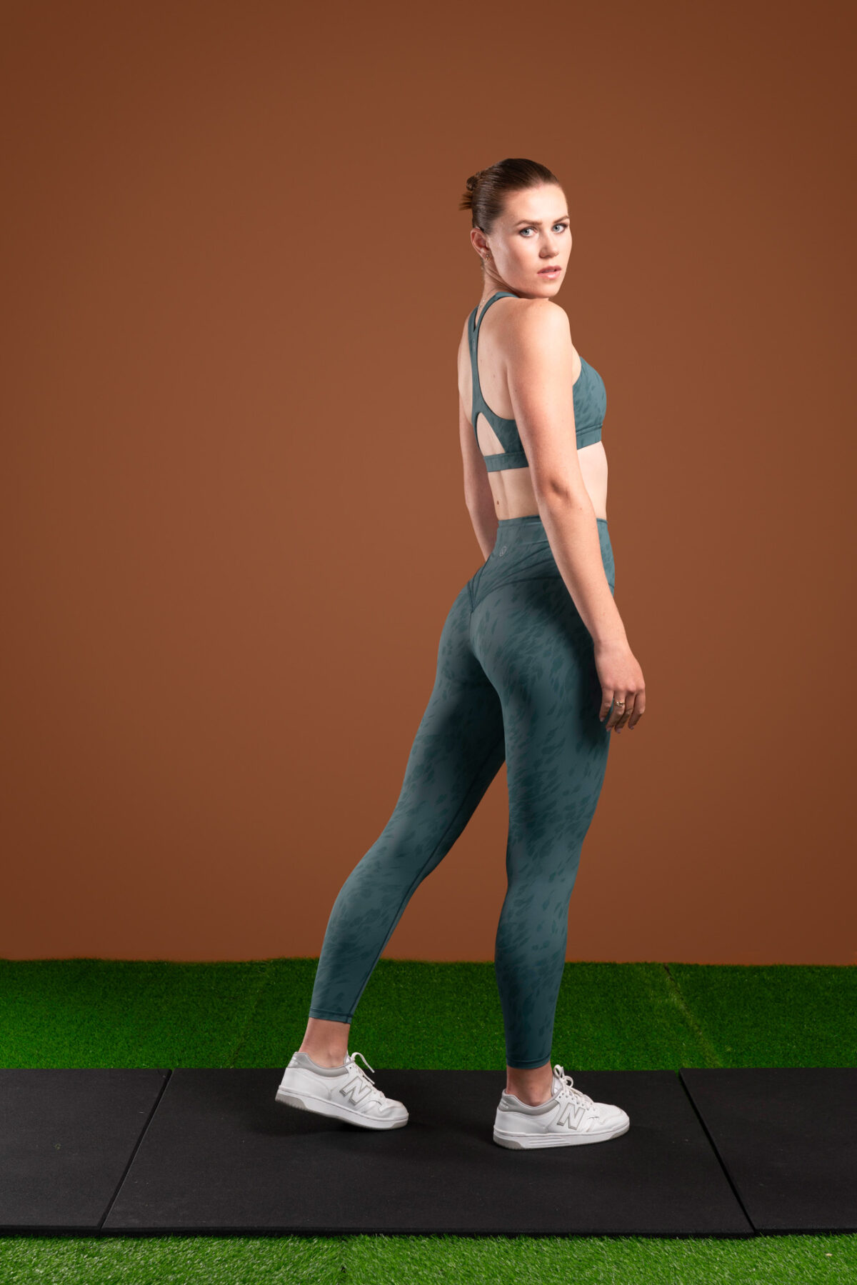 The perfect mix of two of our signatures, our elite and compression 3.0 materials have combined to make this buttery soft Resilient Legging (Teal). The high waistband provides extra support and coverage, while the squat proof fabric ensures that you can move with confidence. Plus, the new print pattern adds a stylish touch to any outfit.