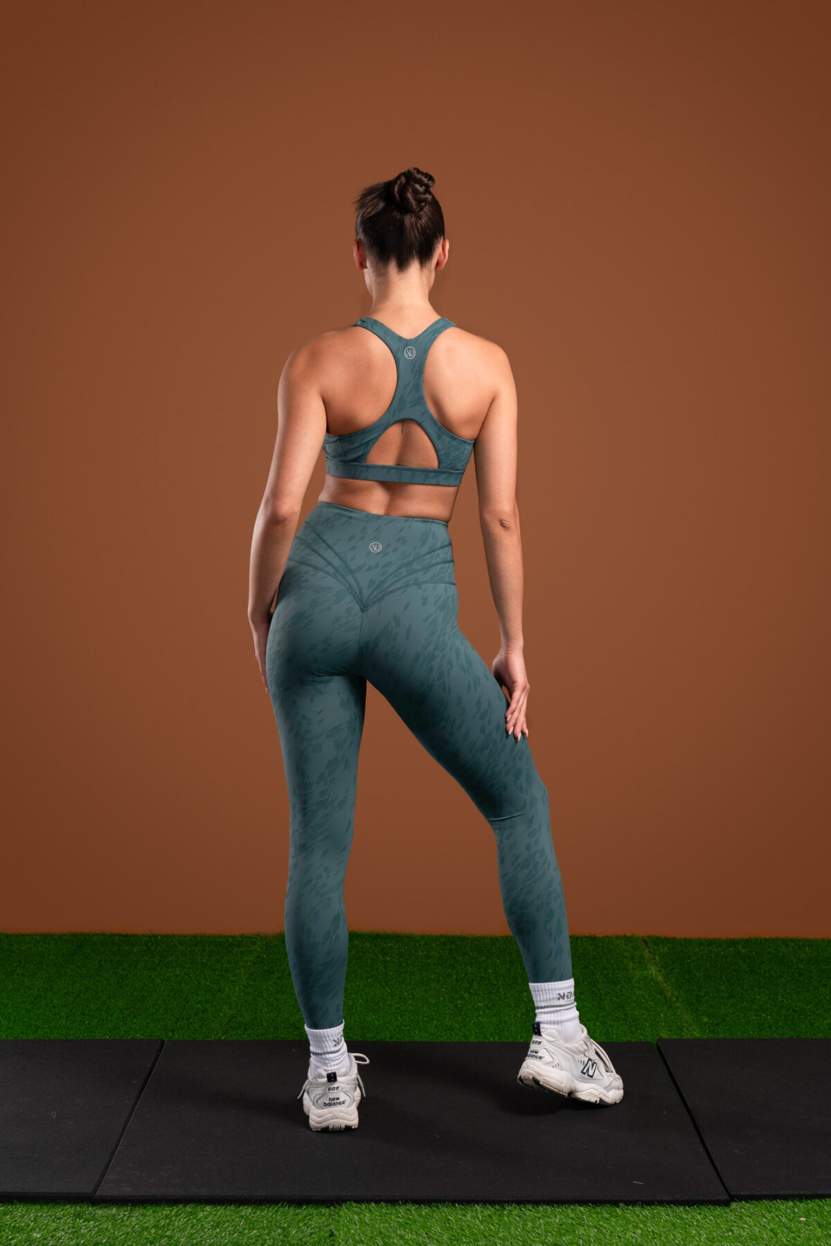 The perfect mix of two of our signatures, our elite and compression 3.0 materials have combined to make this buttery soft Resilient Legging (Teal). The high waistband provides extra support and coverage, while the squat proof fabric ensures that you can move with confidence. Plus, the new print pattern adds a stylish touch to any outfit.