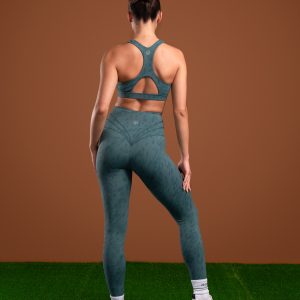The perfect mix of two of our signatures, our elite and compression 3.0 materials have combined to make this buttery soft Resilient Legging (Teal). The high waistband provides extra support and coverage, while the squat proof fabric ensures that you can move with confidence. Plus, the new print pattern adds a stylish touch to any outfit.