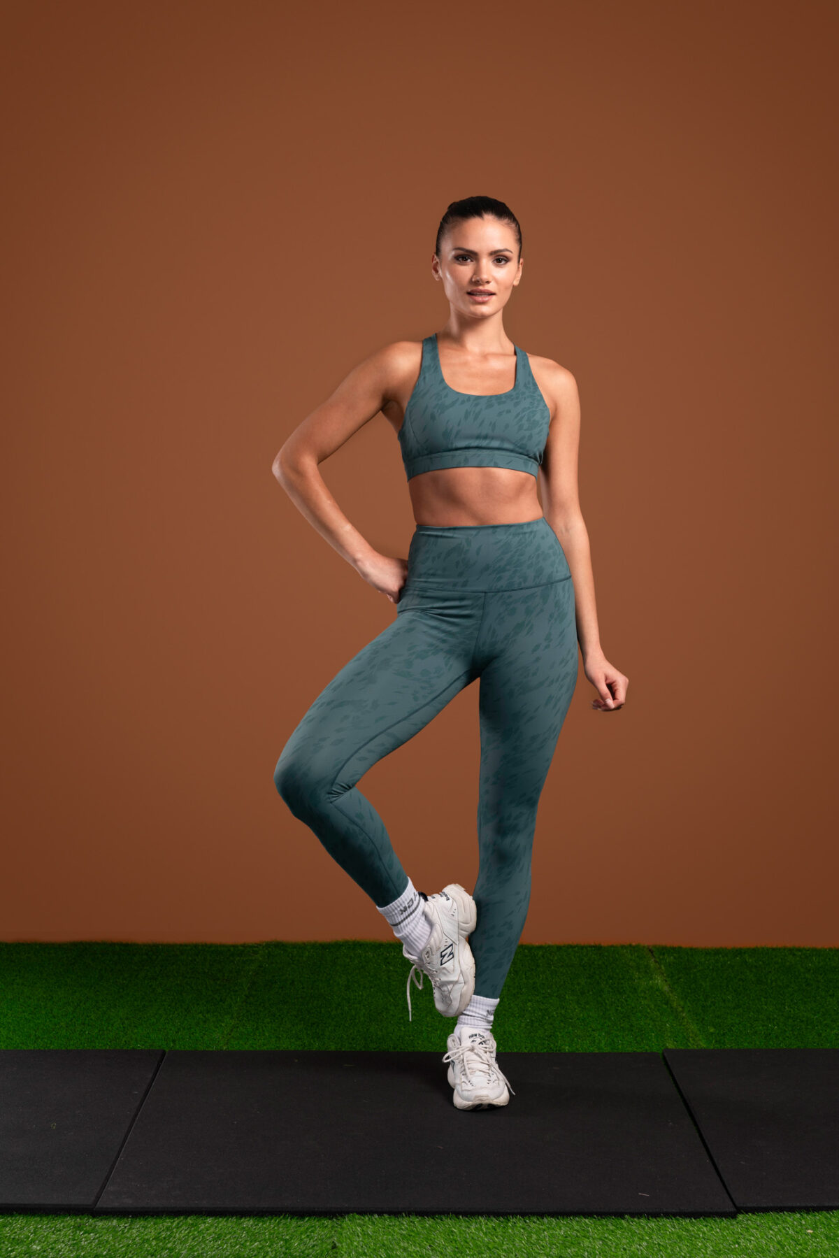 The perfect mix of two of our signatures, our elite and compression 3.0 materials have combined to make this buttery soft Resilient Legging (Teal). The high waistband provides extra support and coverage, while the squat proof fabric ensures that you can move with confidence. Plus, the new print pattern adds a stylish touch to any outfit.