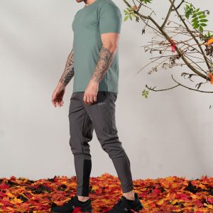 Adapt Training Tee (Navy) offers maximum comfort & flexibility. Featuring innovative heat gear technology, this tee keeps you dry and cool.