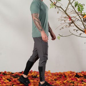 Adapt Training Tee (Navy) offers maximum comfort & flexibility. Featuring innovative heat gear technology, this tee keeps you dry and cool.