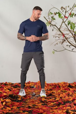 Adapt Training Tee (Navy) offers maximum comfort & flexibility. Featuring innovative heat gear technology, this tee keeps you dry and cool.