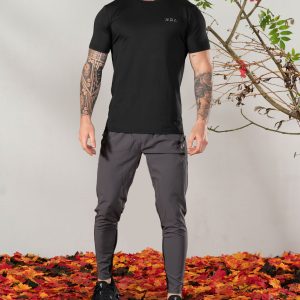 Adapt Training Tee (Black) offers maximum comfort & flexibility. Featuring innovative heat gear technology, this tee keeps you dry and cool.
