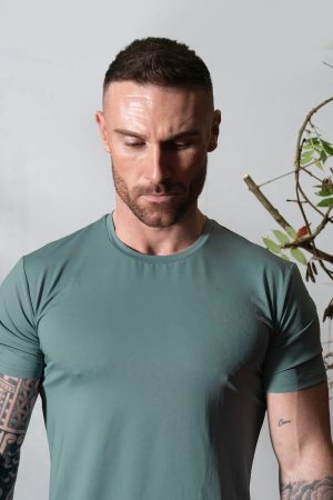 Adapt Training Tee (Olive) offers maximum comfort & flexibility. Featuring innovative heat gear technology, this tee keeps you dry and cool.
