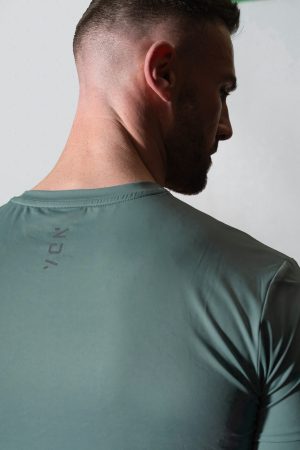 Adapt Training Tee (Navy) offers maximum comfort & flexibility. Featuring innovative heat gear technology, this tee keeps you dry and cool.