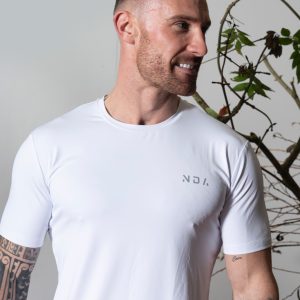 Adapt Training Tee (White) offers maximum comfort & flexibility. Featuring innovative heat gear technology, this tee keeps you dry and cool.