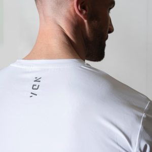 Adapt Training Tee (White) offers maximum comfort & flexibility. Featuring innovative heat gear technology, this tee keeps you dry and cool.