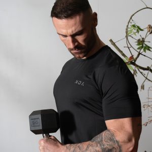 Adapt Training Tee (Black) offers maximum comfort & flexibility. Featuring innovative heat gear technology, this tee keeps you dry and cool.