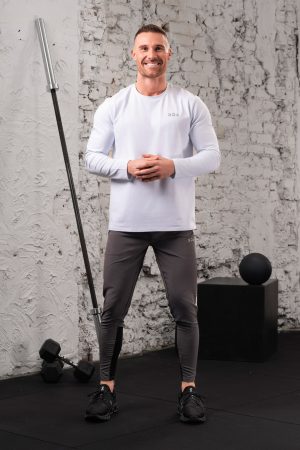 The Benchmark Long Sleeve (White) is perfect for any activity. Whether you’re running, working out, or just lounging around, this shirt will keep you comfortable and looking great. The cotton blend material is lightweight and breathable, so you won’t have to worry about overheating. Additionally, the 8 way stretch material allows you to move freely without feeling restricted.