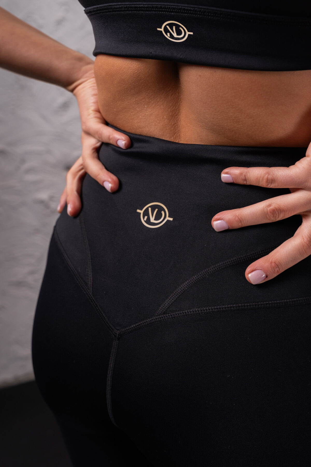 The Refined Legging (Black) introduces a new seam design on the rear waistline while keeping key assets. Designed for those high intensity workout lovers, this material matches every bit of energy you exert.