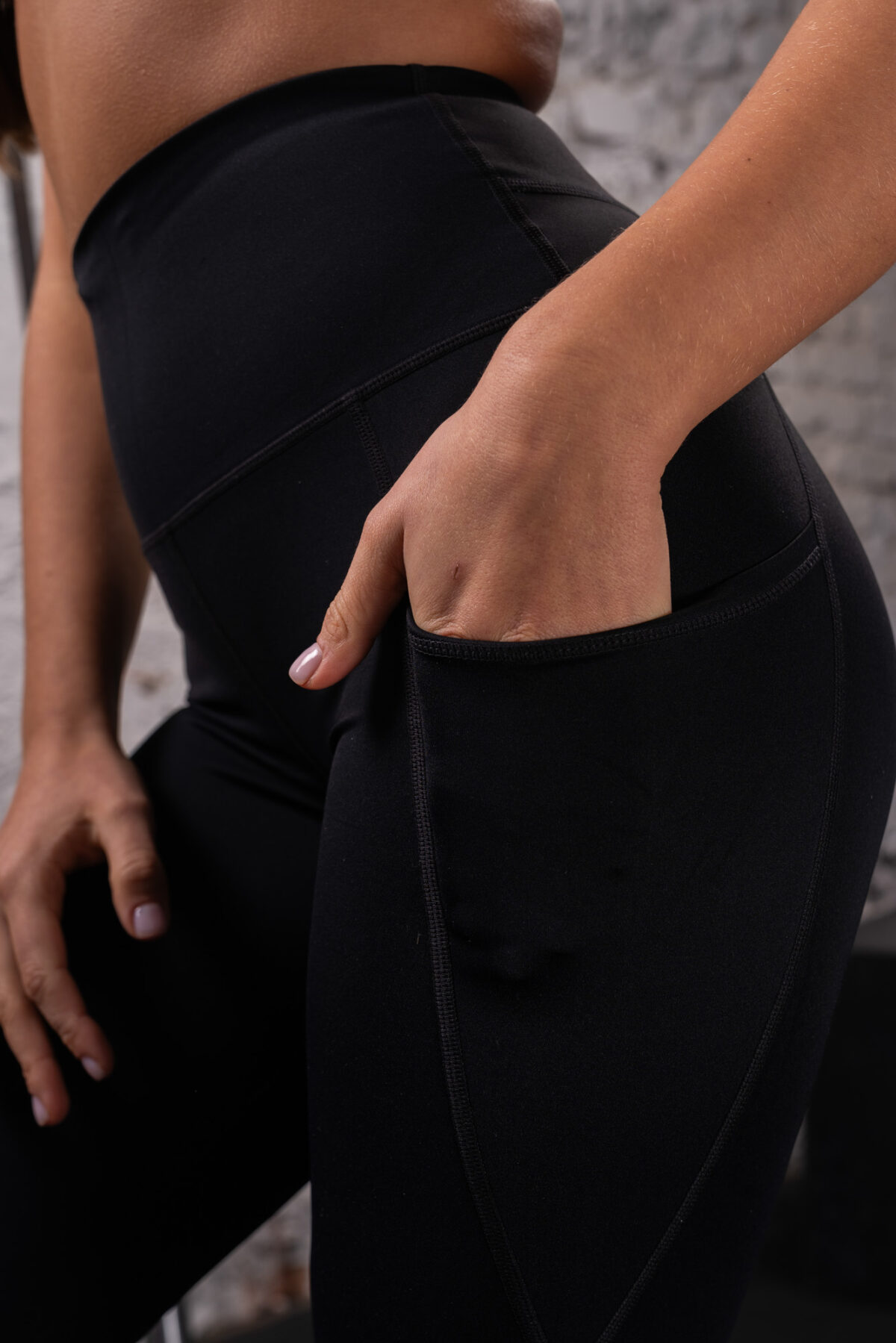 The Refined Legging (Black) introduces a new seam design on the rear waistline while keeping key assets. Designed for those high intensity workout lovers, this material matches every bit of energy you exert.