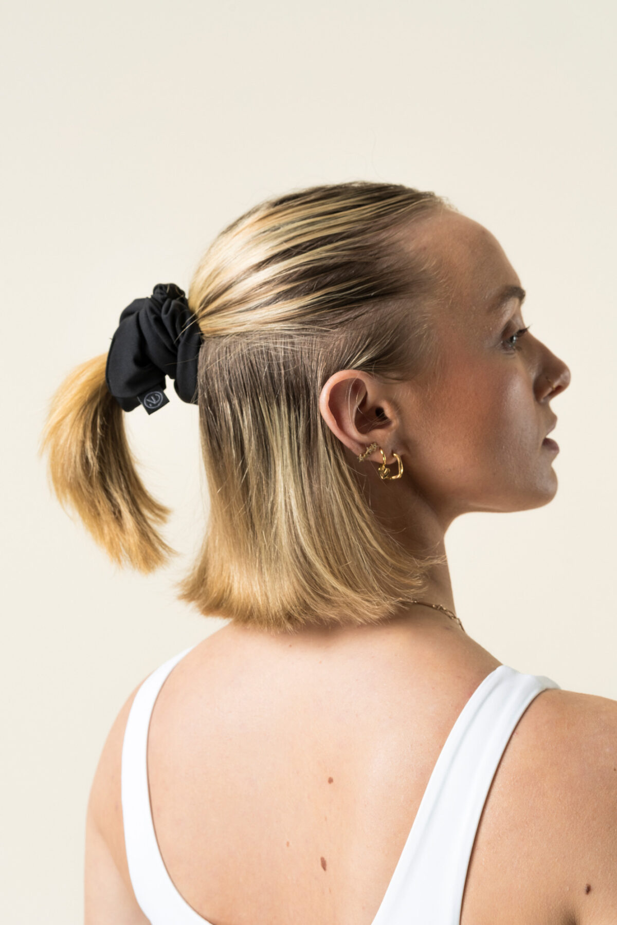 Hair Scrunchie, specially designed for fitness enthusiasts! Made with the highest quality materials, this hair scrunchie combines style and functionality to keep your hair in place during even the most intense workouts.