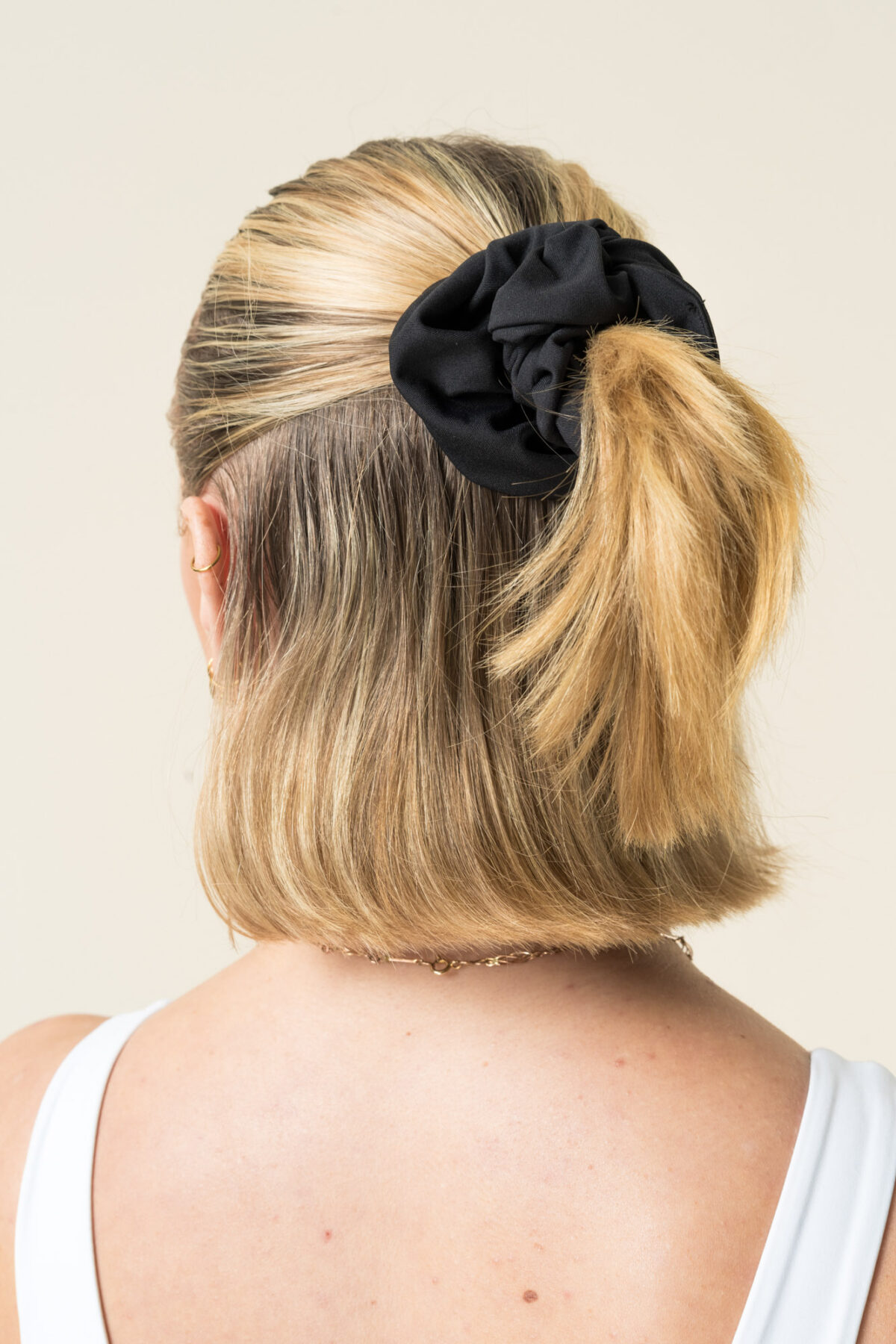 Hair Scrunchie, specially designed for fitness enthusiasts! Made with the highest quality materials, this hair scrunchie combines style and functionality to keep your hair in place during even the most intense workouts.