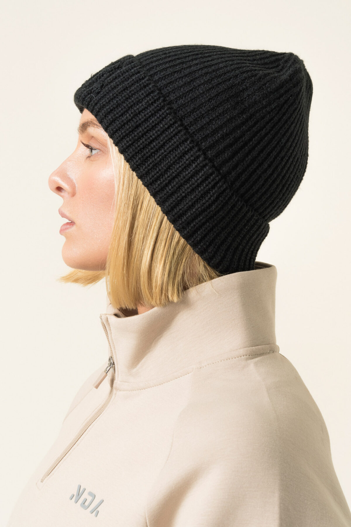 Stay warm while you are on the move in our new ribbed knit beanie. The soft knit feel gives you that extra cosy comfort. An embroidered flock NDA logo also gives you a touch of subtle style.