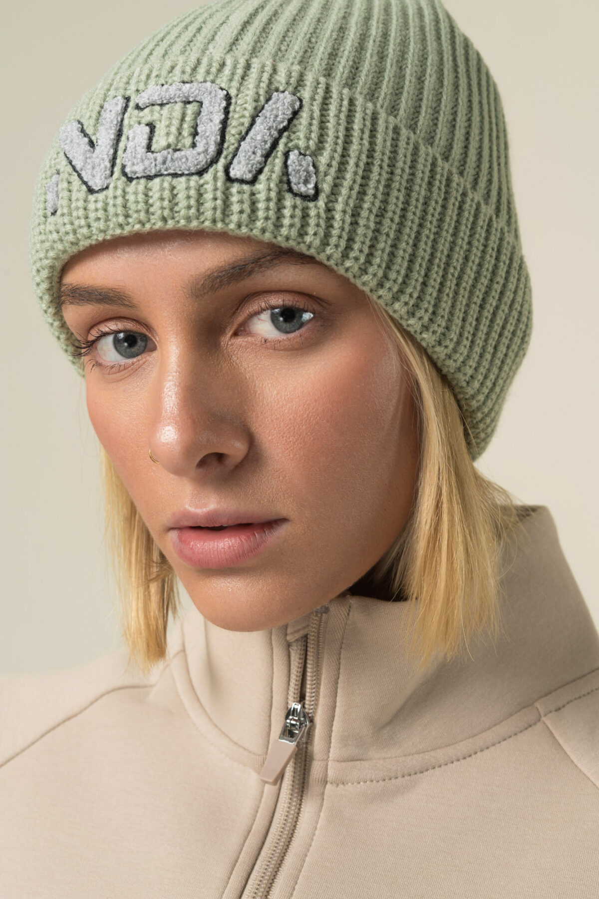 Stay warm while you are on the move in our new ribbed knit beanie. The soft knit feel gives you that extra cosy comfort. An embroidered flock NDA logo also gives you a touch of subtle style.