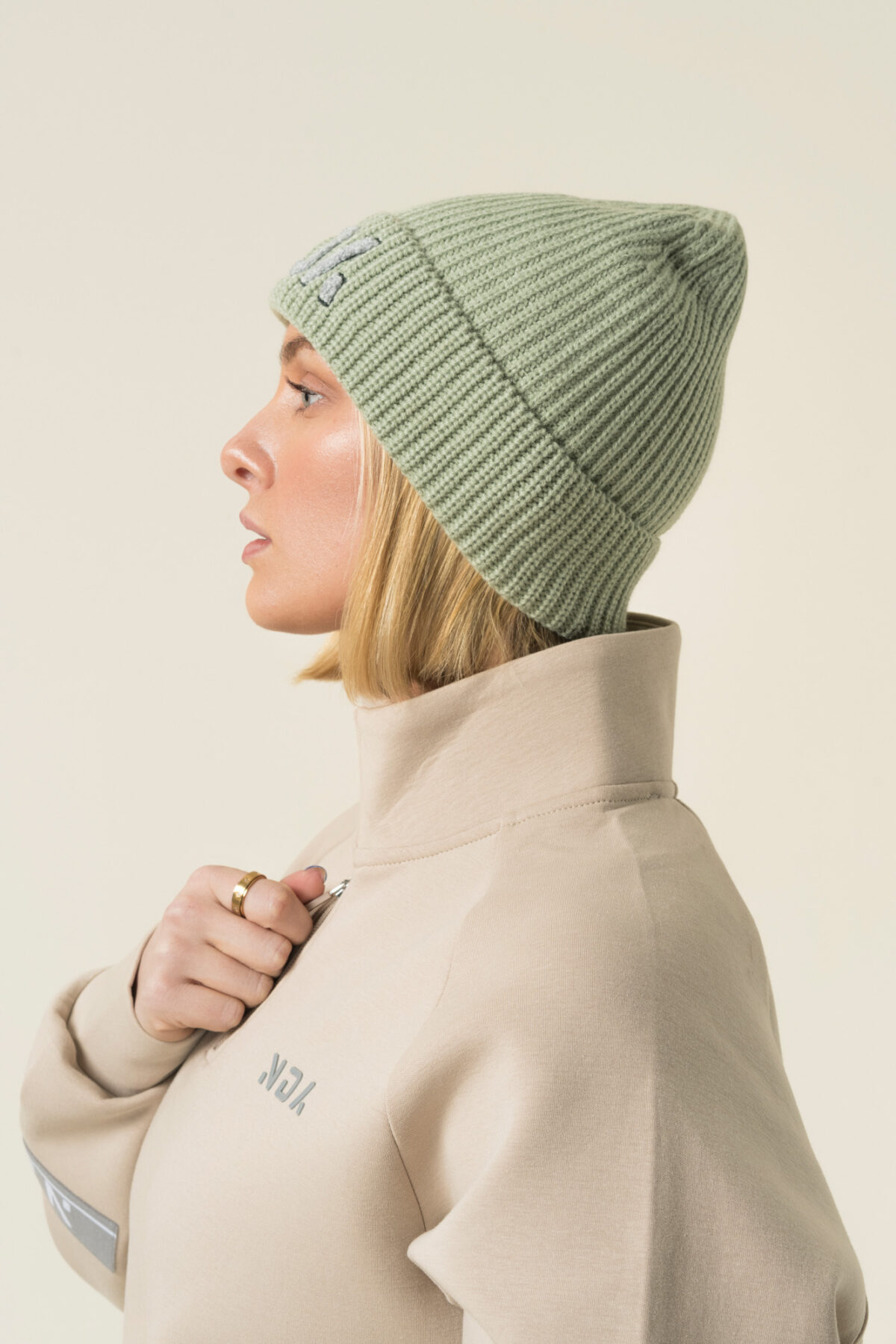 Stay warm while you are on the move in our new ribbed knit beanie. The soft knit feel gives you that extra cosy comfort. An embroidered flock NDA logo also gives you a touch of subtle style.