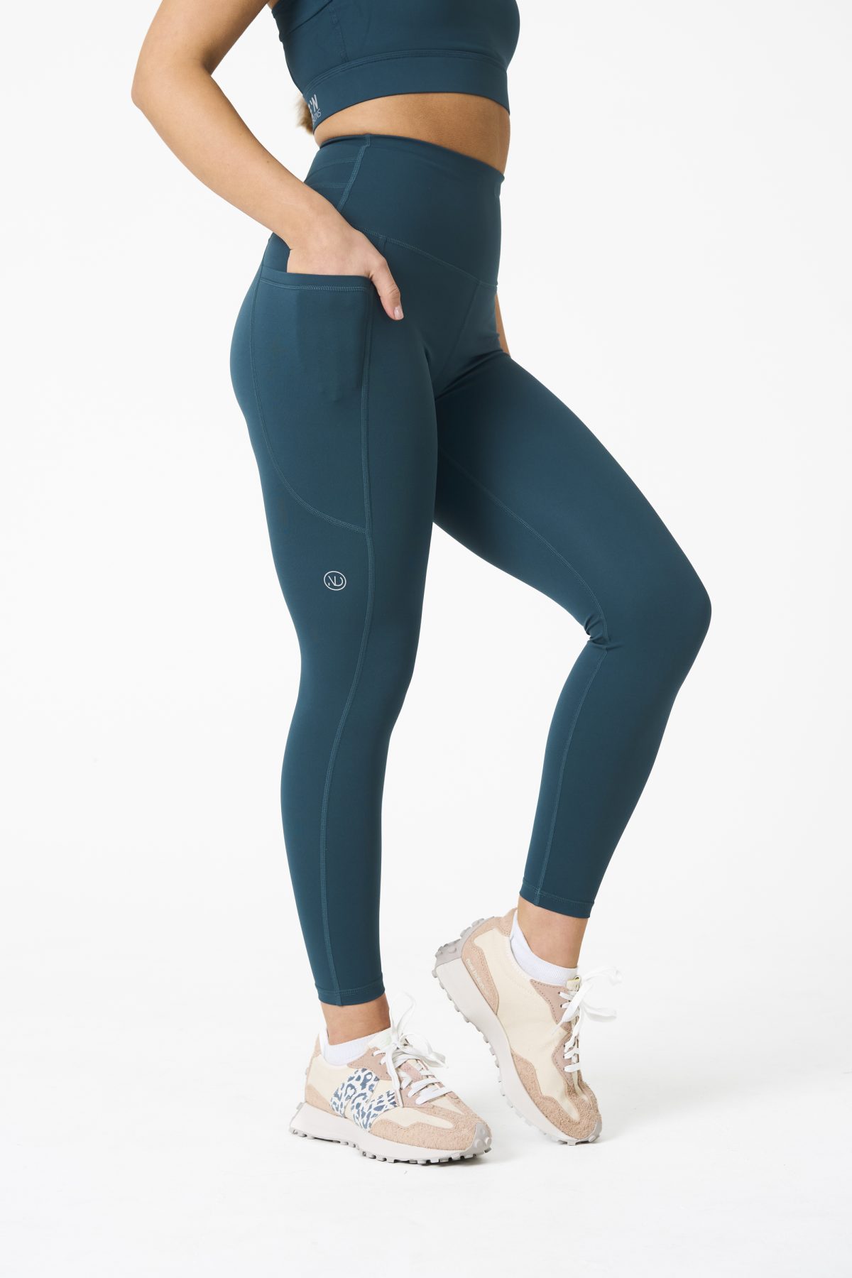 Introducing our all-new Compression 4.0 Legging (Teal) - the upgraded version of our best-selling Compression 3.0 with an exciting addition of an enhanced back detail! Designed to elevate your workout experience, these leggings offer the same incredible features you know and love, with some added enhancements.