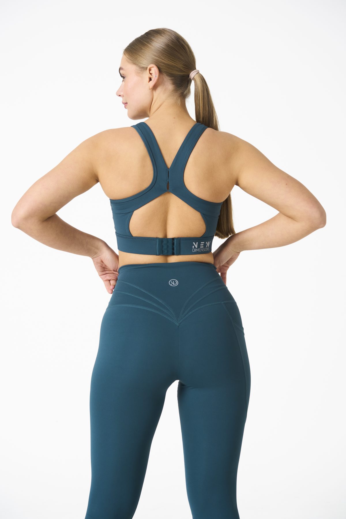 Introducing our all-new Compression 4.0 Legging (Teal) - the upgraded version of our best-selling Compression 3.0 with an exciting addition of an enhanced back detail! Designed to elevate your workout experience, these leggings offer the same incredible features you know and love, with some added enhancements.