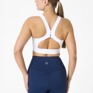 Introducing our all-new Compression 4.0 Legging (Navy) - the upgraded version of our best-selling Compression 3.0 with an exciting addition of an enhanced back detail! Designed to elevate your workout experience, these leggings offer the same incredible features you know and love, with some added enhancements.