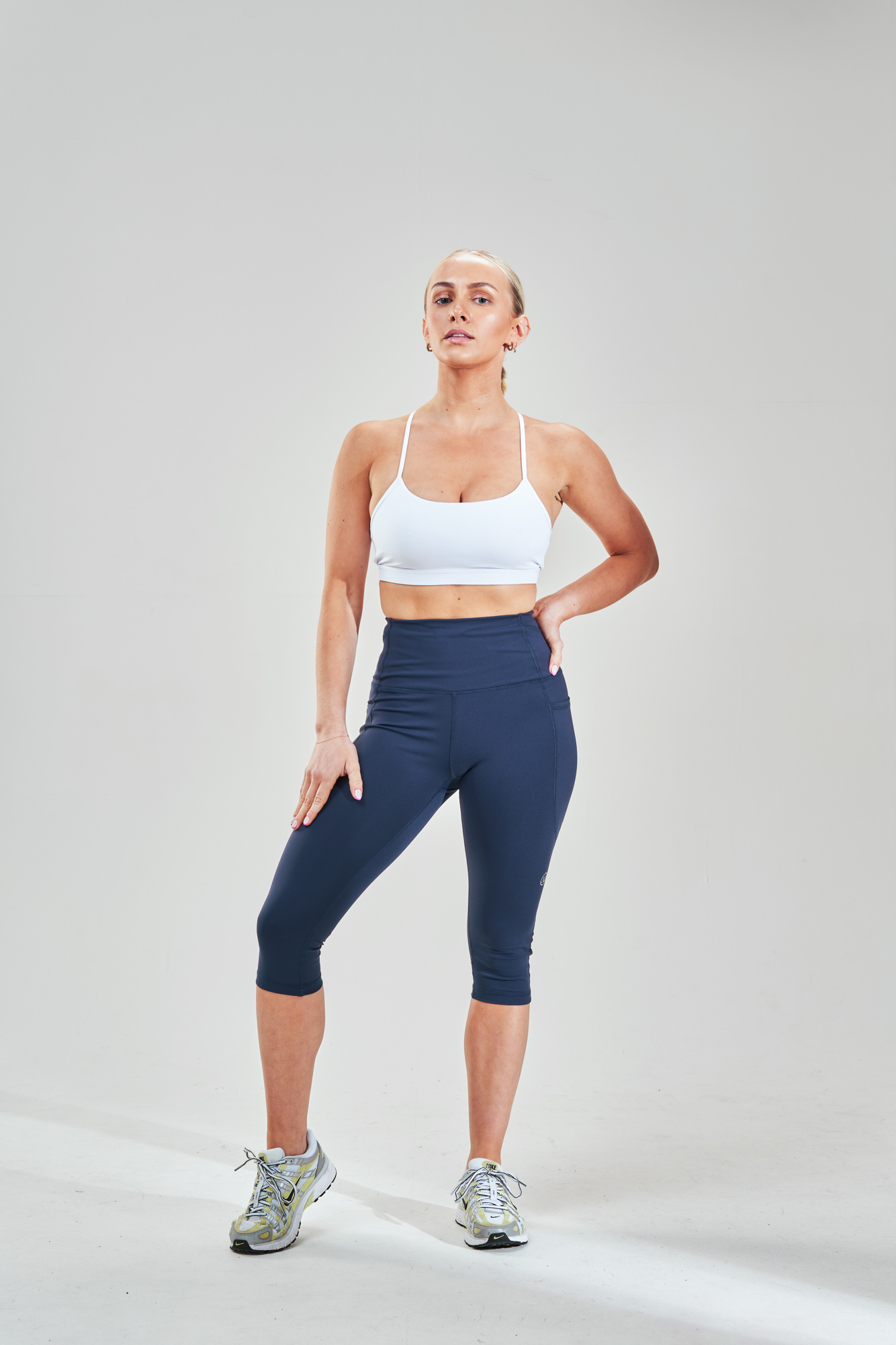 Introducing our Rise High Waisted ¾ Legging (Navy), the ultimate combination of style and functionality for your spring/summer wardrobe. These leggings feature a flattering high-waisted design that offers both support and comfort during your workouts. The ¾ length is perfect for warmer weather, allowing you to stay cool and stylish no matter the activity.