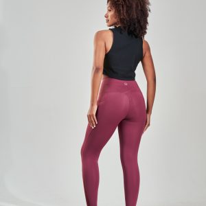 Introducing the Rise Crop Vest (Black), the ultimate blend of style and functionality for your summer wardrobe. Made with a premium composition of 95% Cotton and 5% Spandex, this crop top is designed to keep you cool and comfortable during the sunny days ahead.