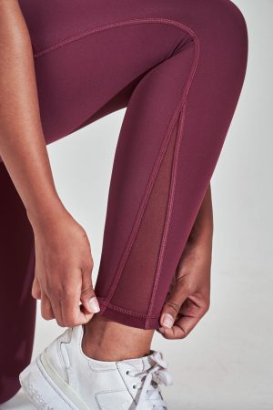 Introducing our Rise High Waisted Legging (Rose Wood), the perfect addition to your activewear collection for the upcoming Spring/Summer season. These leggings are designed with two side pockets, allowing you to carry your essentials such as your phone, keys, or cards with you wherever you go.