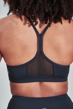 Introducing our Rise Sports Bra (Black) from the Spring Summer Collection, featuring a sleek design with removable pads for customizable support. The trend mesh detail on the back not only adds a stylish touch but also enhances breathability, keeping you cool and comfortable during workouts.
